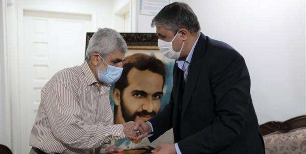 رئیس سازمان انرژی اتمی با خانواده شهید احمدی روشن ملاقات کرد